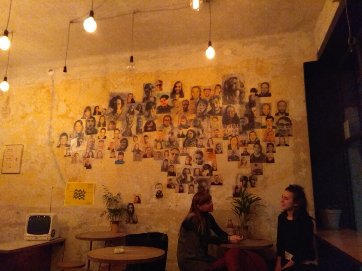 Detal ściany we wnętrzu baru z grafiką w ciepłym świetle